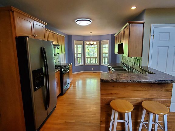Kitchen with bay windows (new paint since this photo was taken)