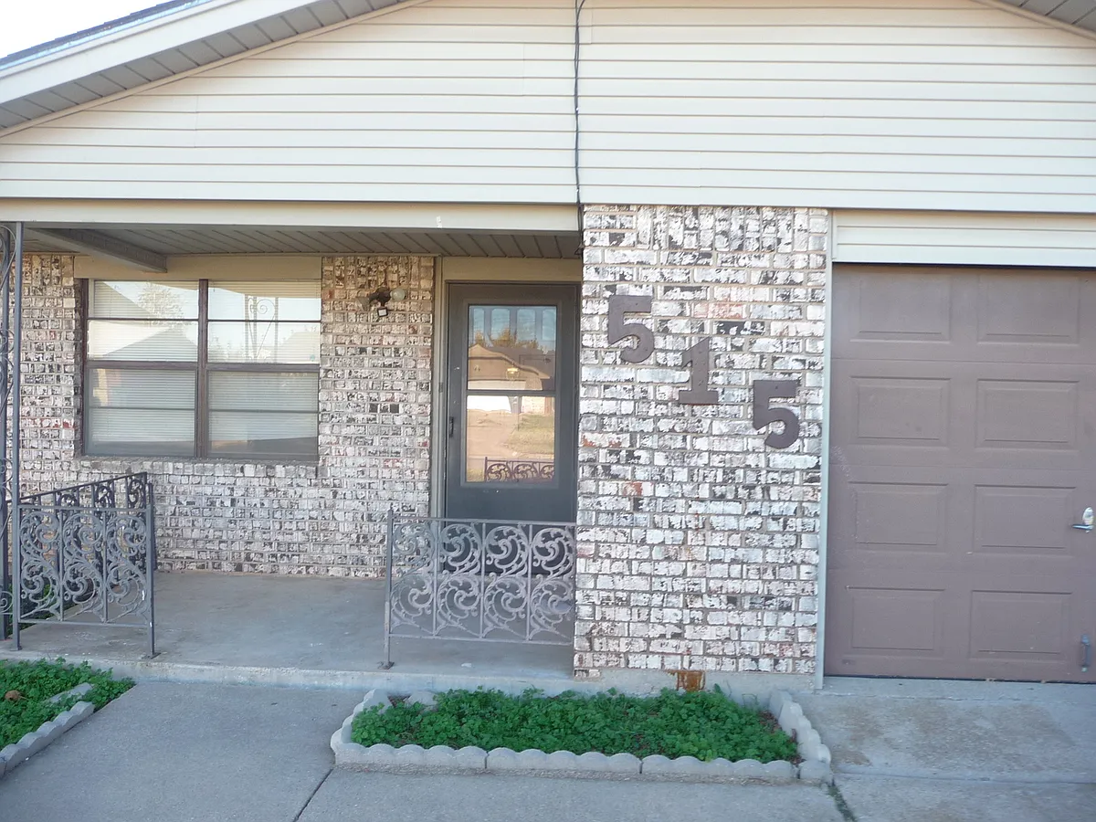 Building Photo - 515 SW 69th St