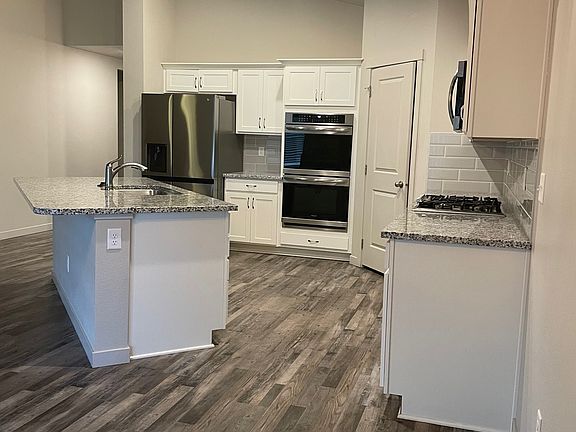 Kitchen; Island, Stainless Upgraded Appliances, Doubleoven, Gas Grill, New Refrigerator, Microwave