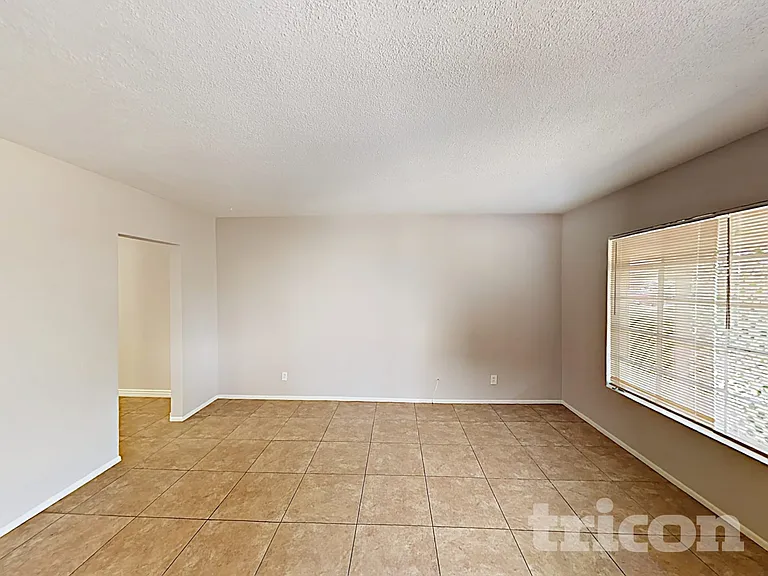 667 W Ivanhoe St — Photo 2