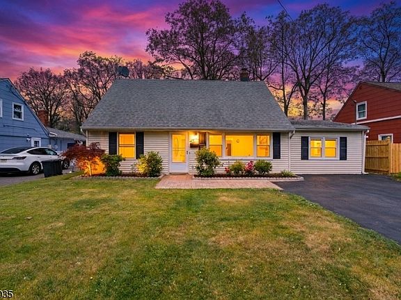 3rd image of 40 Hunterdon Rd