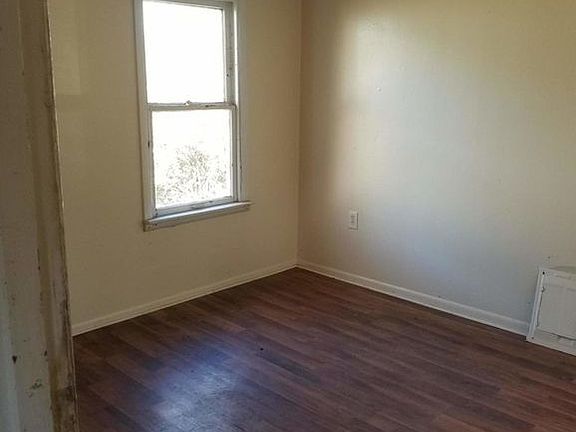 3rd image of 2816 Leahy St