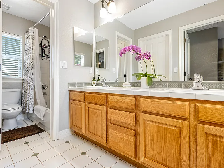 Jack and Jill bathroom with shower/tub combo