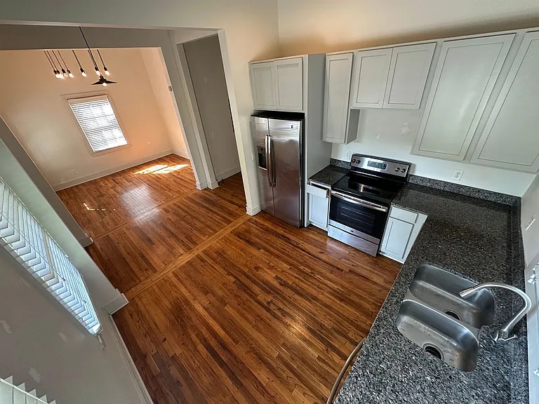 614 E Henry St — Photo 6