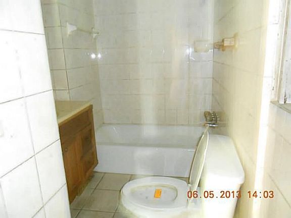 4th image of 3612 Medina Ave
