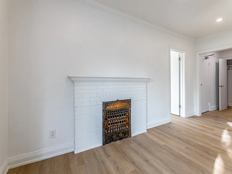 320 Lonsdale Rd — Photo 55