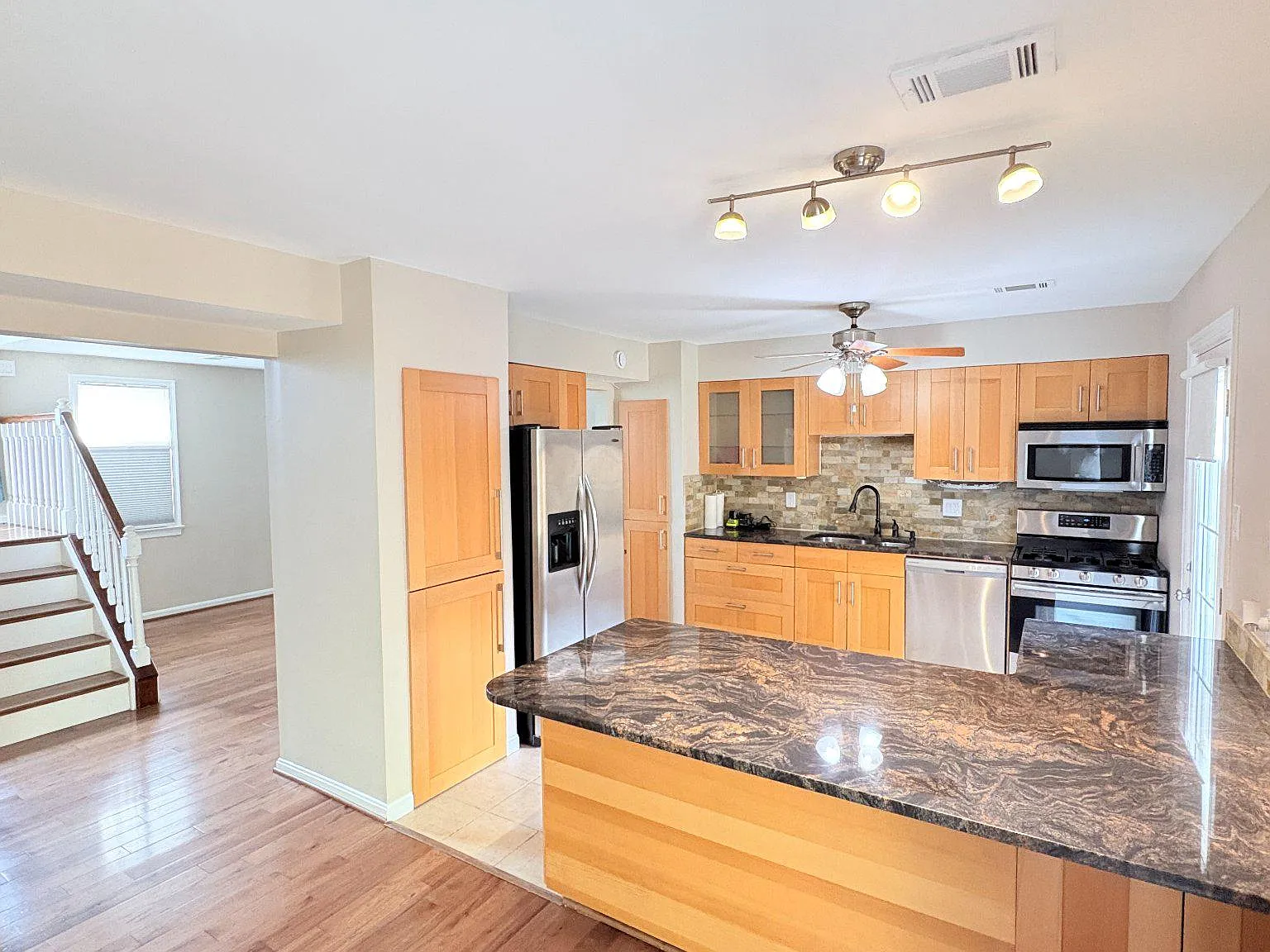 4 bed, 2.5 bath, 1612 sqft, $2,650 — Photo 4