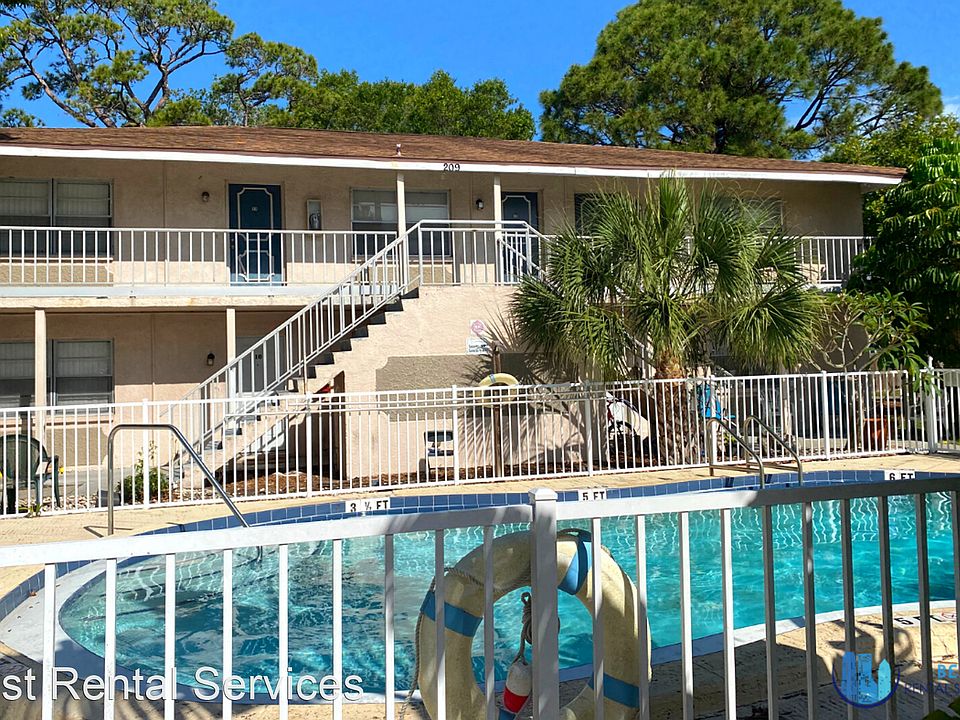 1st image of 209 NW Jefferson Cir N APT 14