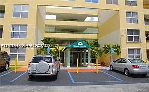 Flamingo Court Condo — Photo 1