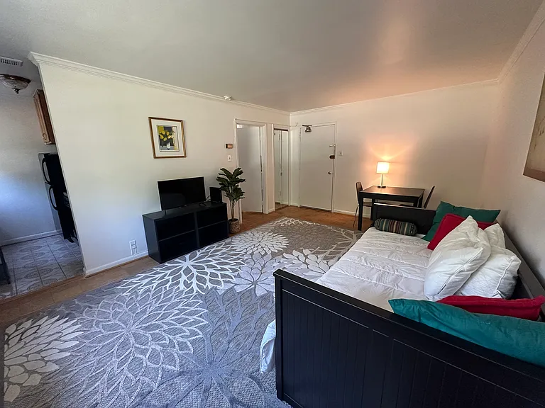 4570 Macarthur Blvd NW #G2 — Photo 2
