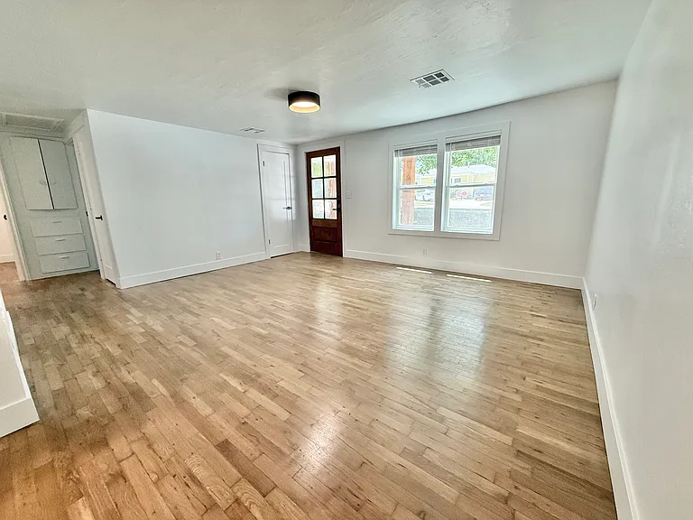 721 E Brooks St — Photo 5