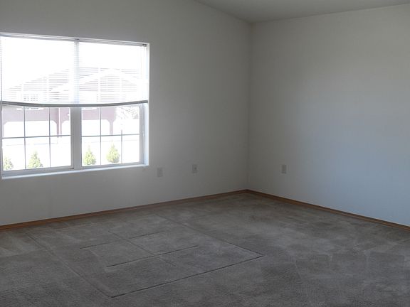 4th image of 240 Park Ln #D