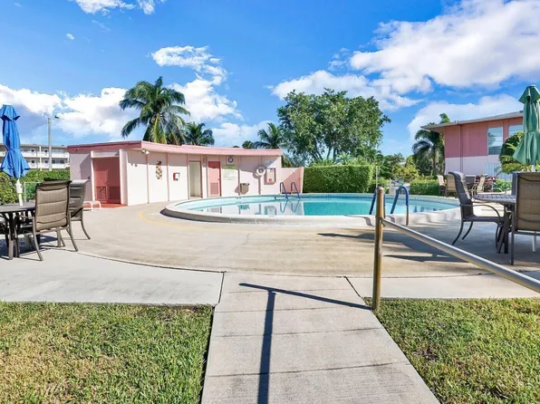 11 Golfs Edge E #E, West Palm Beach, FL 33417