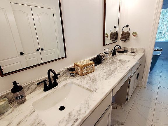 5th image of 119 Silver Creek Cir