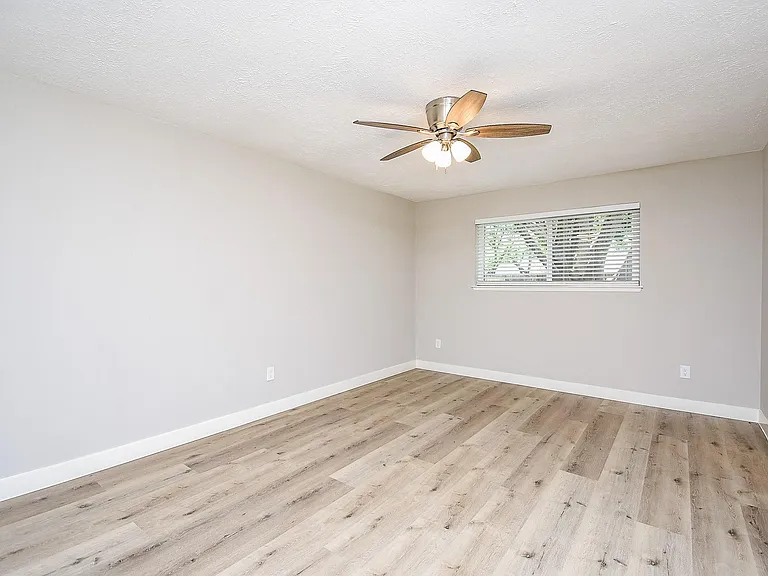 2835 Colony Dr — Photo 16