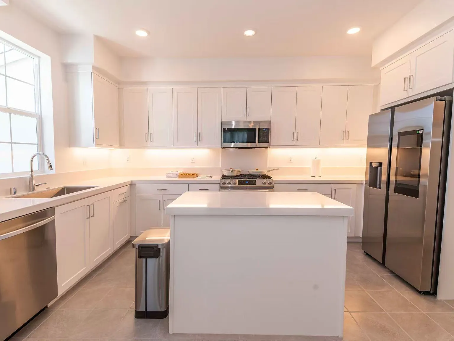 3 bed, 3.5 bath, 1952 sqft, $3,999 — Photo 4
