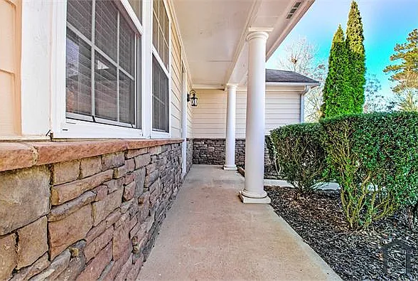 27 Pin Oak Ln — Photo 2