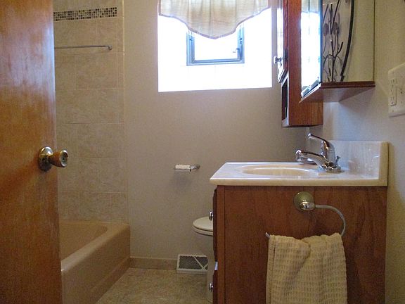 4th image of 14440 Des Plaines St