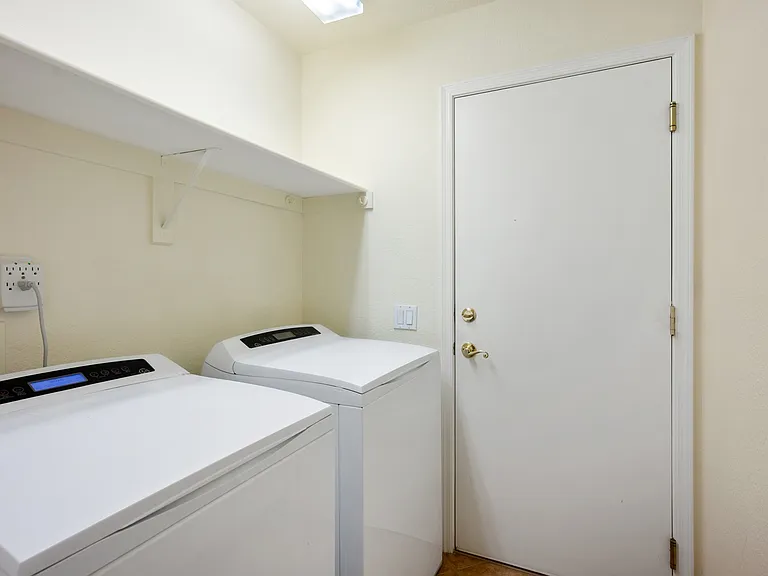 680 S Lucinda Dr — Photo 24