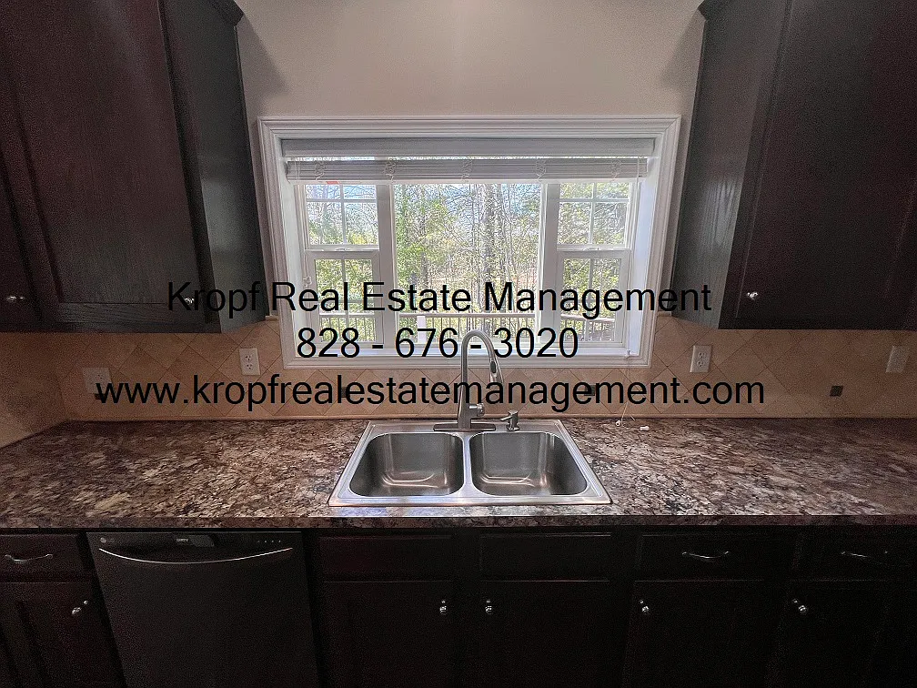 2 bed, 1944 sqft, $2,100 — Photo 4