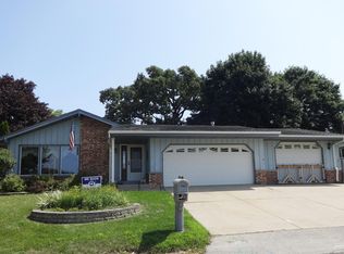734 Club Ln, Waterford, WI 53185