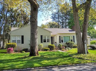 27 Everett Rd, Cranston, RI 02920