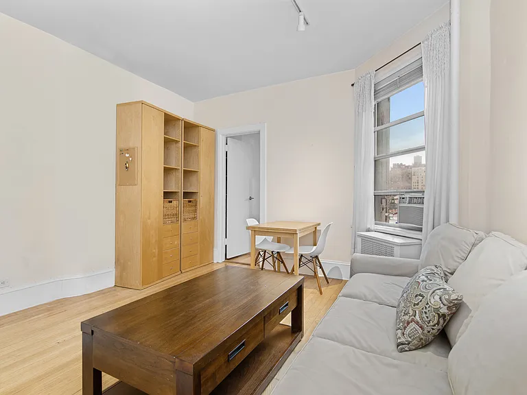 140 W 71st St #F8 — Photo 3