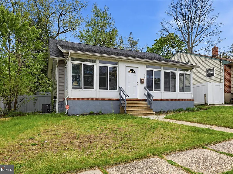 334 N Oakland Ave — Photo 2