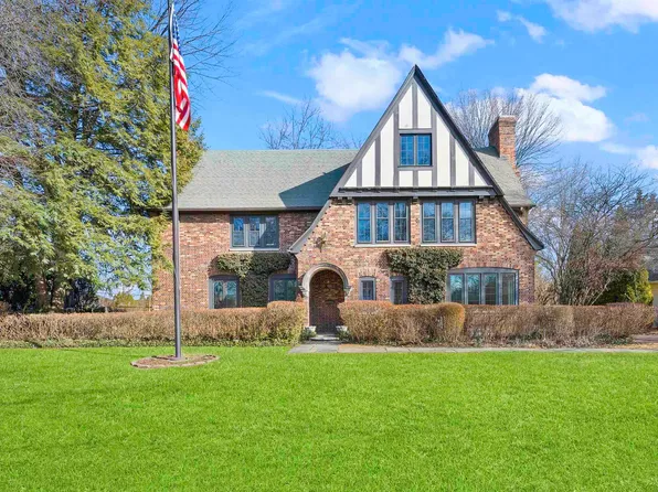 942 Sunningdale Dr, Grosse Pointe Woods, MI 48236