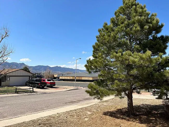 4 bed, 2168 sqft, $2,400 — Photo 2