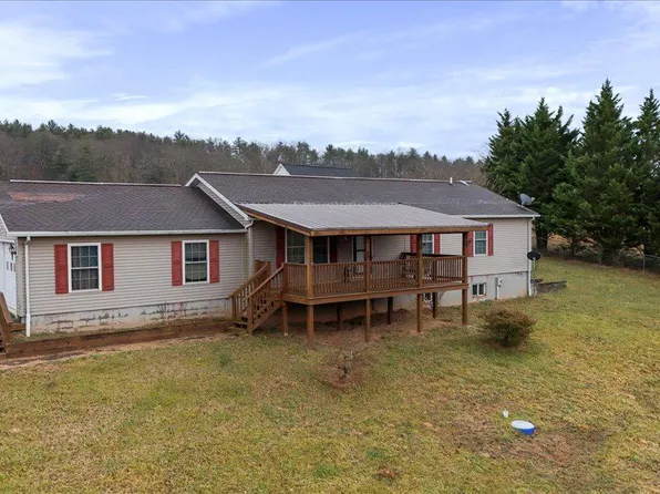 35 Waterstone Ln, Berkeley Springs, WV 25411