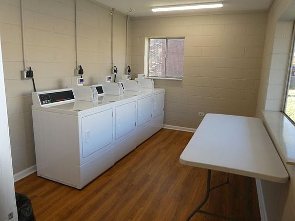 2nd image of 816 Twin Oaks Way