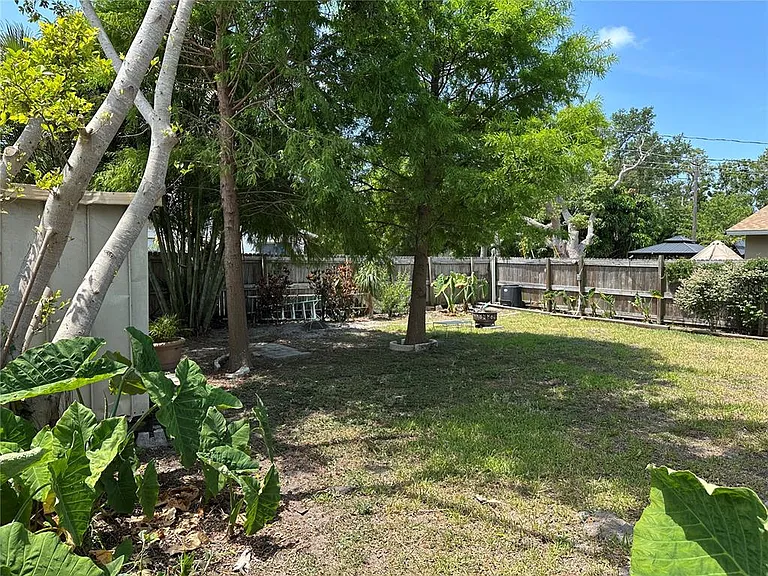 1119 Beverly Ave — Photo 18