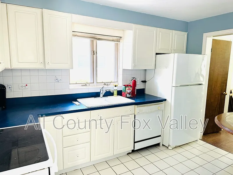4 bed, 2.0 bath, $3,375 — Photo 3