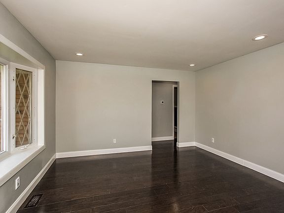 3rd image of 1517 N Moores Mnr