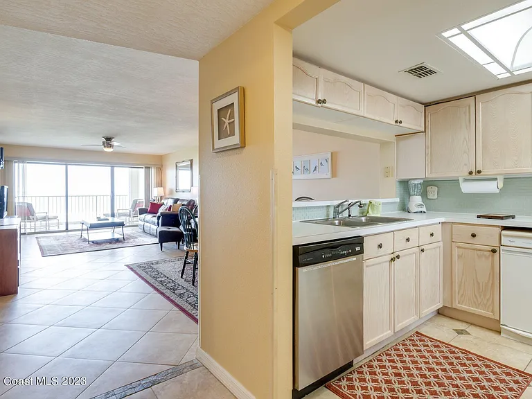 555 Harrison Ave #402 — Photo 13