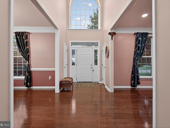 5th image of 16 Foxwood Blvd