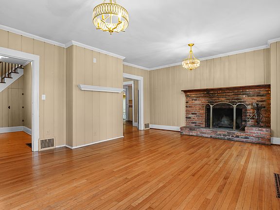 5th image of 22526 Garrison St