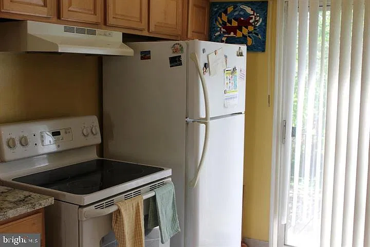 3 bed, 1.0 bath, 1004 sqft, $2,200 — Photo 4
