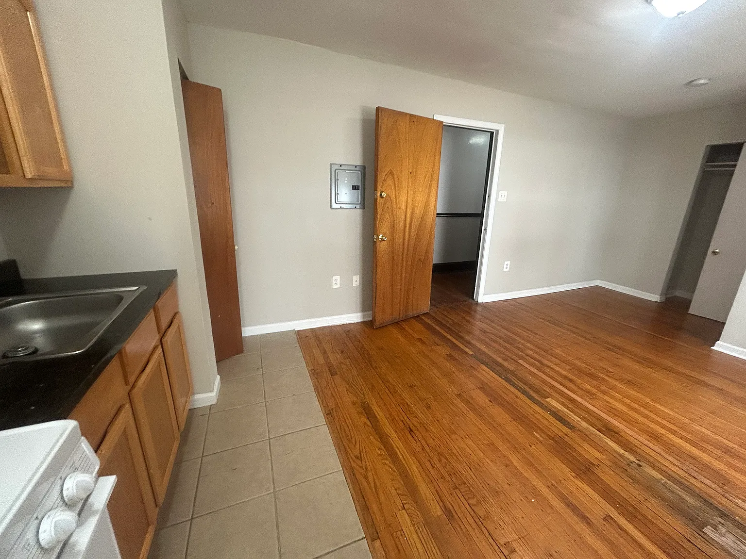 Studio, $990 — Photo 4