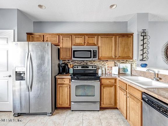 3rd image of 8120 SUMMER GATE Court