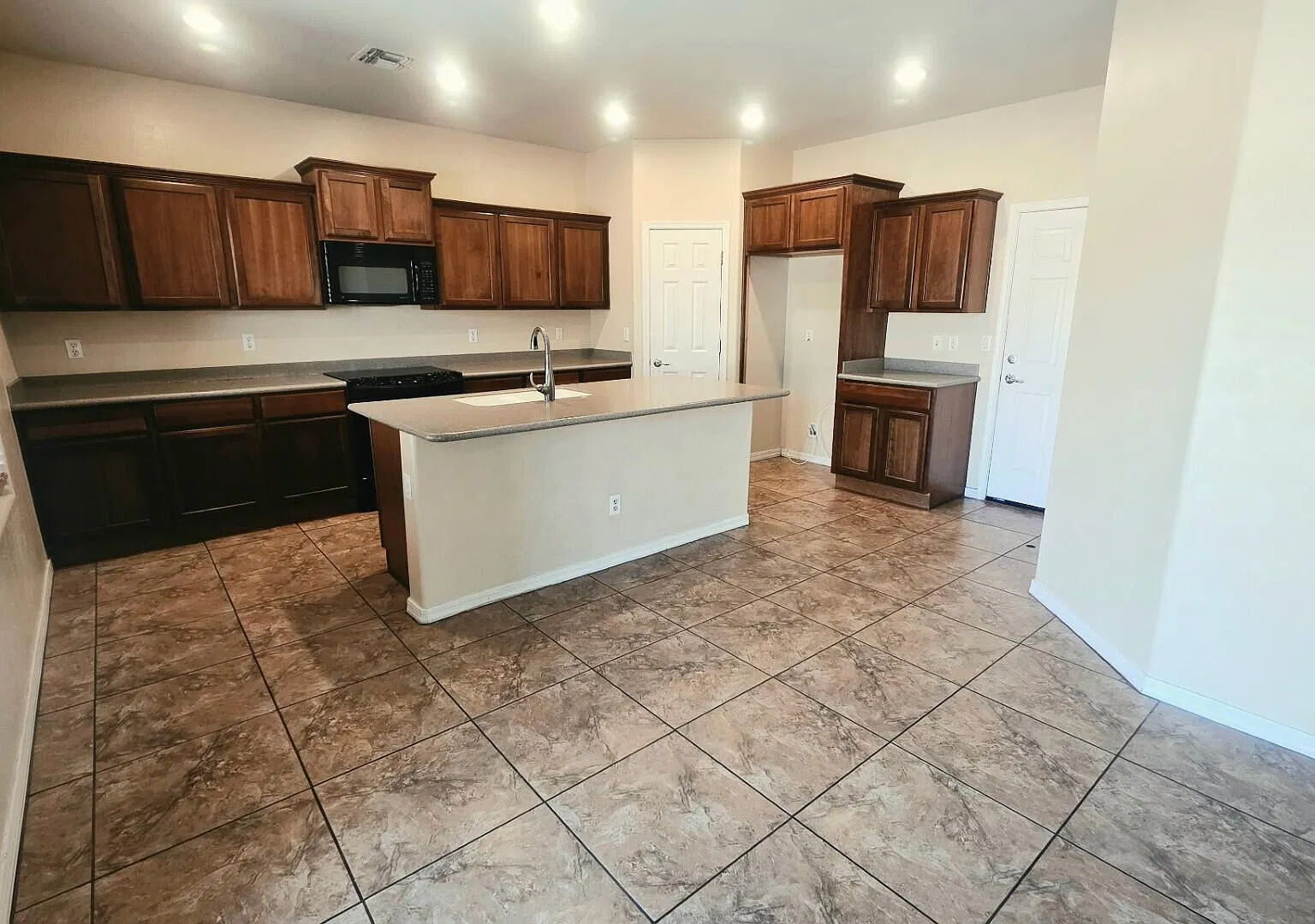 3 bed, 2.5 bath, 2234 sqft, $2,400 — Photo 3