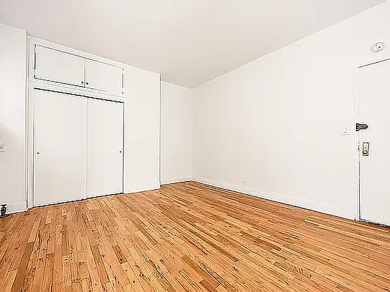 222 W 15th St #1D — Photo 4