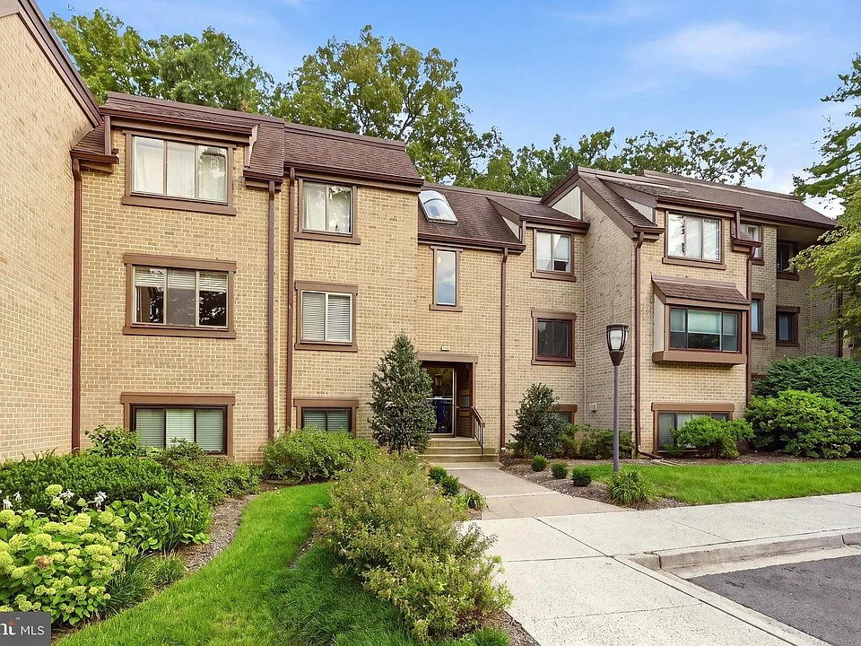 1643 Parkcrest Cir #301