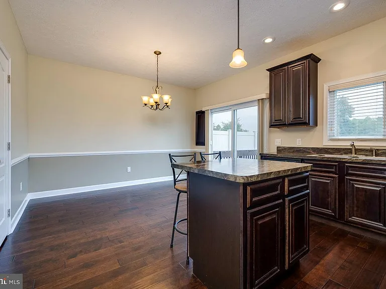 102 Cedar Point Ln — Photo 4