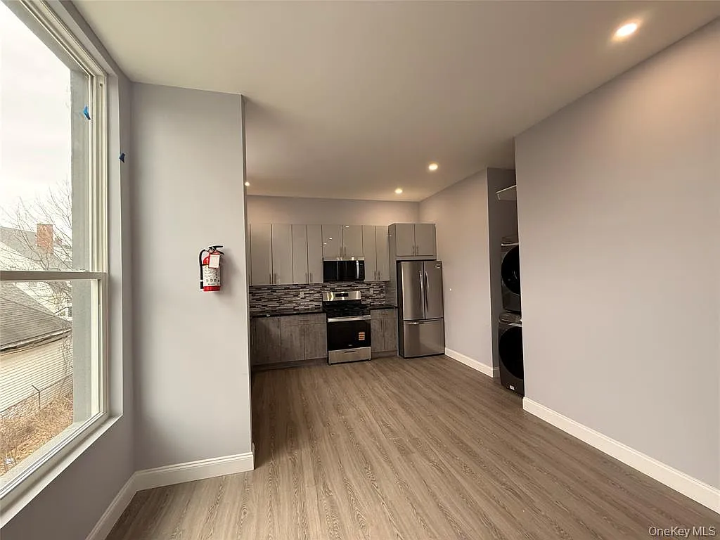 5 bed, 2200 sqft, $4,950 — Photo 2