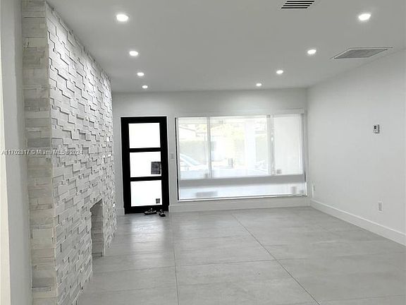 4th image of 8811 Carlyle Ave #0