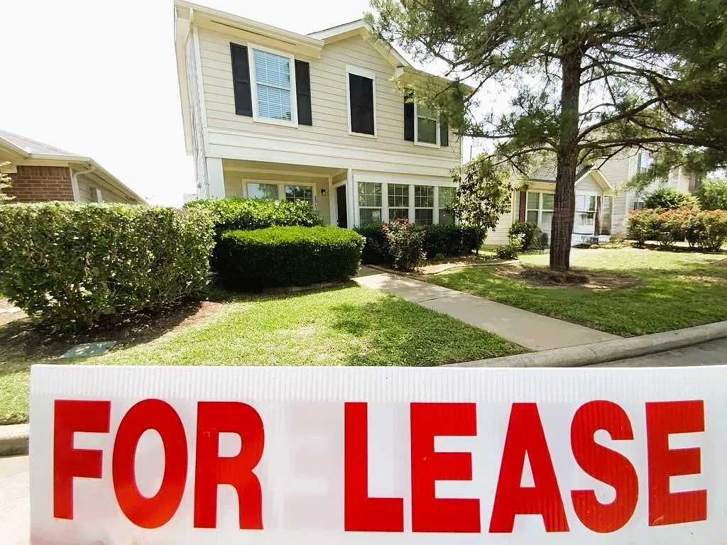 3 bed, 2.5 bath, 1884 sqft, $2,100 — Photo 1