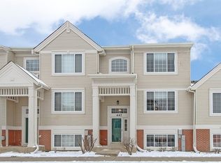 447 Cary Woods Cir, Cary, IL 60013