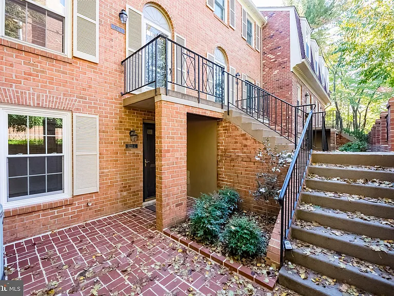 3221 Sutton Pl NW #C — Photo 4